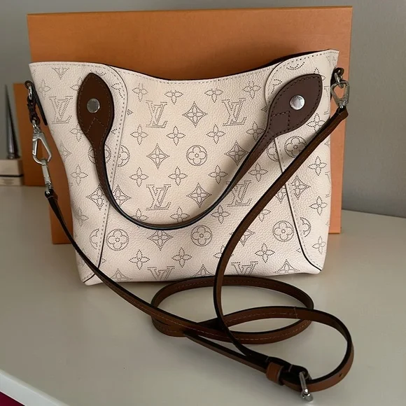 Louis Vuitton Authentic Limited Hina PM in Mahina Crème Shoulder Bag SOLD OUT - Picture 15 of 16